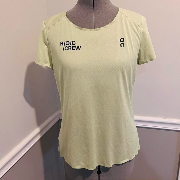 Women’s medium On Cloud performance t-shirt - Picture 1 of 7